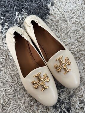 Tory Burch Cream Leather Logo Ballet Flats with Gold Emblem